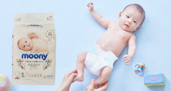 Ba mẹ cần kiểm tra hạn sử dụng của bỉm Moony trắng trước khi dùng