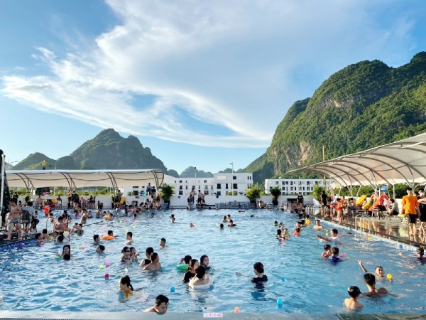 Bể bơi ngoài trời không gian thoáng đãng, gần gũi với thiên nhiên