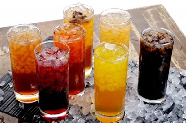 Nước ngọt có ga có thể gây đầy bụng làm mẹ cảm thấy khó chịu