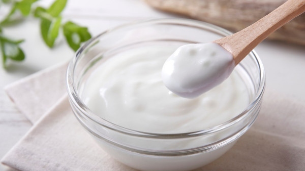 Khuấy đều sữa chua sau khi ủ