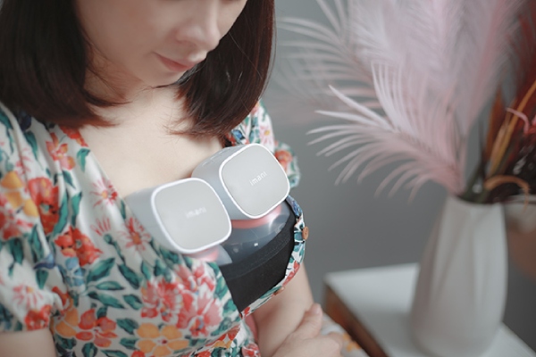 Máy không cần kết nối dây điện giúp mẹ rảnh tay khi hút sữa