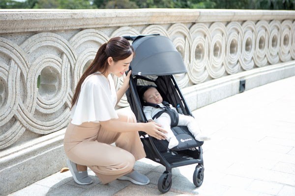 Xe đẩy đa năng có dây đai chắc chắn giúp đảm bảo an toàn cho bé