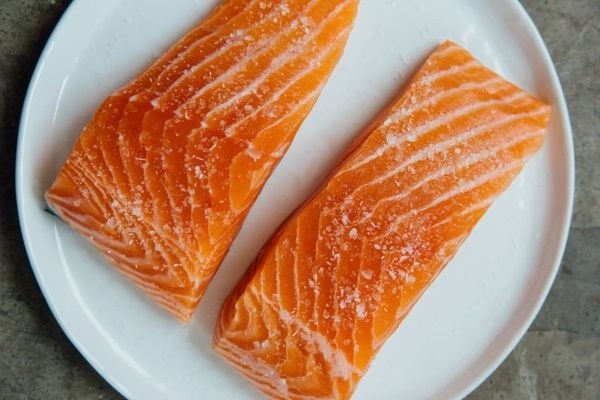 Rắc muối lên bề mặt cá để khử mùi tanh