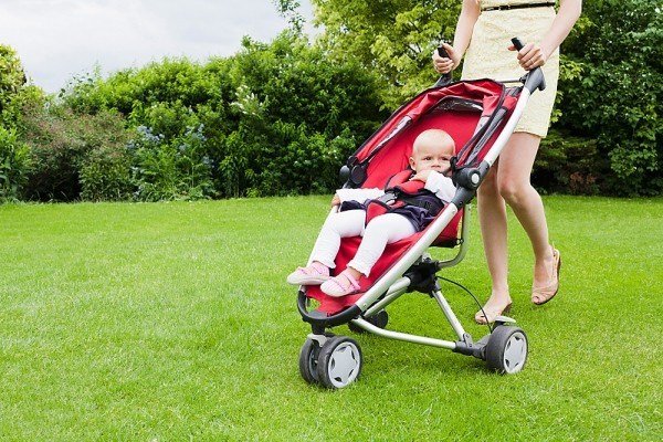 Ba mẹ thường xuyên di chuyển nên ưu tiên xe đẩy cao cấp đa năng cho bé