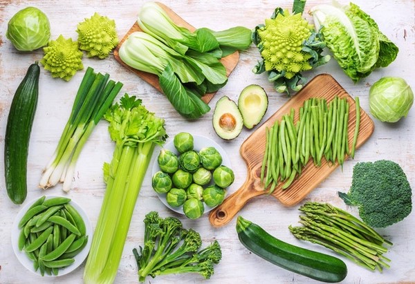 Rau có lá màu xanh giúp hệ tiêu hóa khỏe, hạn chế táo bón