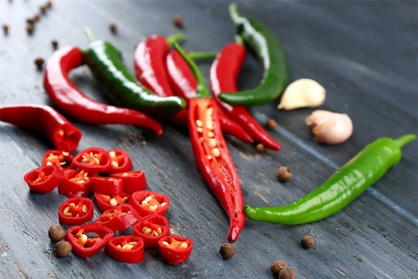 Mẹ nên hạn chế đồ ăn cay nóng để tránh bị táo bón
