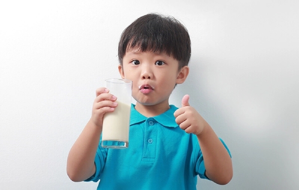 Bé từ 1 - 3 tuổi nên uống 1 - 2 ly sữa PediaSure mỗi ngày