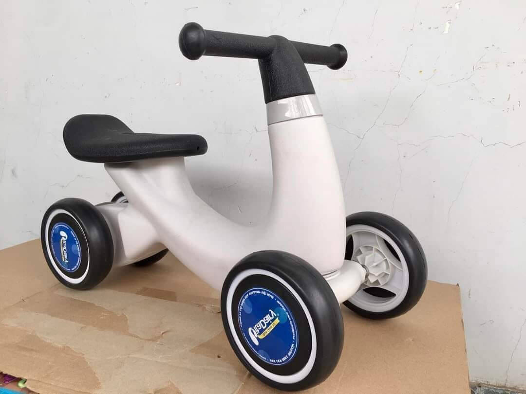 Xe chòi 4 chân dành cho trẻ 1 tuổi