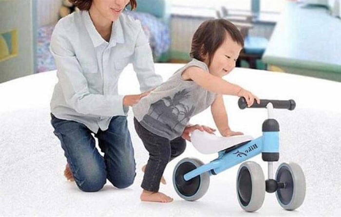 Bé sẽ dễ làm quen với xe đẩy chân 3 bánh