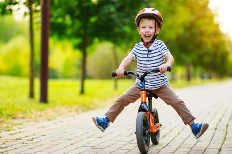 Bé sẽ tự tin giữ thăng bằng với xe đẩy chân 2 bánh