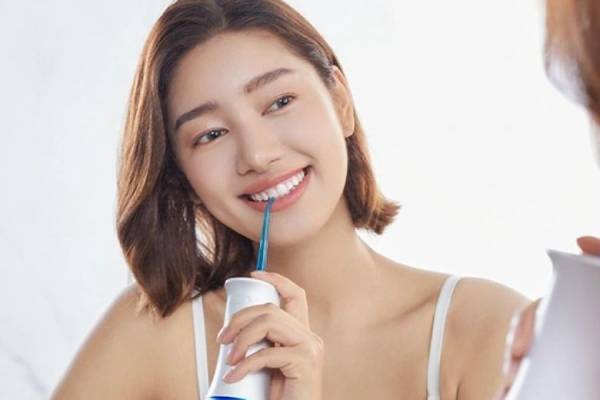 Sử dụng tăm nước giúp người niềng răng vệ sinh răng miệng hiệu quả