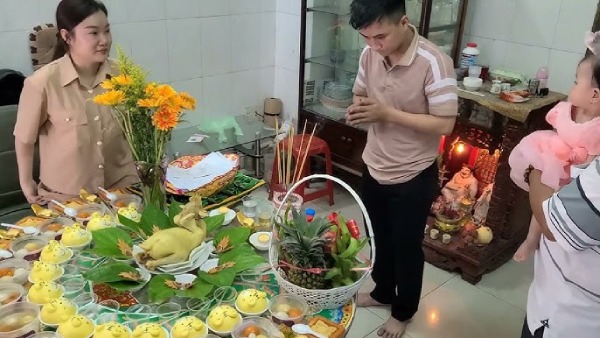 Người chủ gia đình đọc văn cúng đầy tháng
