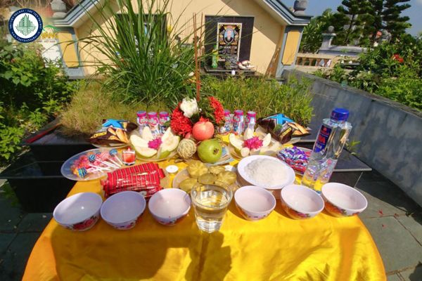 Lễ cúng Tết Thanh Minh tại phần mộ ông bà tổ tiên