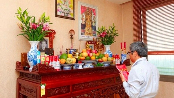 Đại diện gia đình thắp nhang và đọc văn khấn lễ