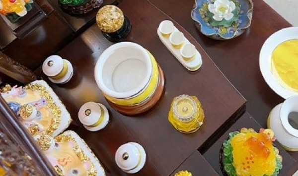 Đặt lại 3 hũ muối, gạo, nước lên bàn thờ Ông Táo sau khi lễ cúng kết thúc