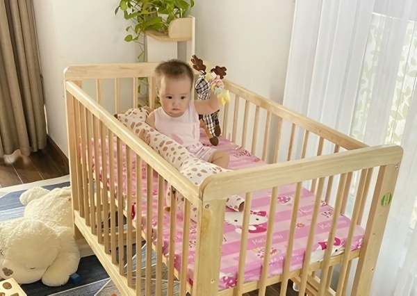 Điều chỉnh độ cao của đệm lót phù hợp với chiều cao của bé