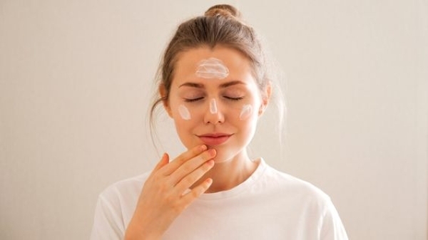 Kết hợp kem chống nắng cùng các bước dưỡng da khác để bảo vệ da tối ưu