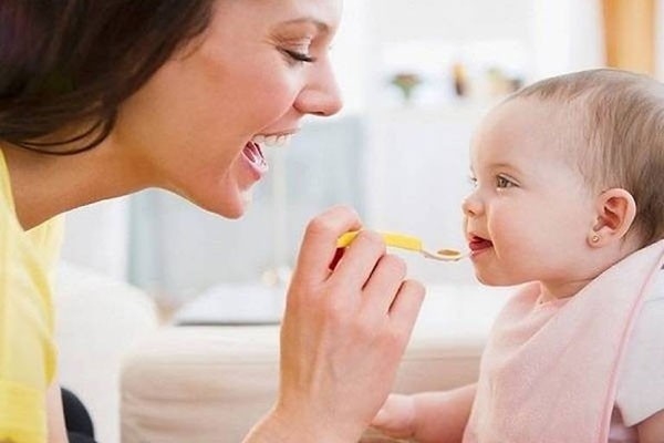 Ba mẹ nhớ đọc kỹ hướng dẫn sử dụng và dùng đúng liều lượng với bé