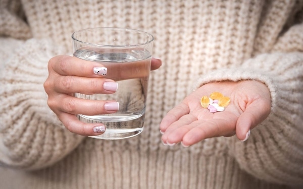 Bổ sung dưỡng chất toàn diện bằng cách uống vitamin tổng hợp
