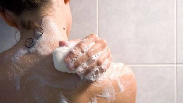 Vệ sinh sạch sẽ vùng da dưới cánh tay trước khi dùng lăn nách