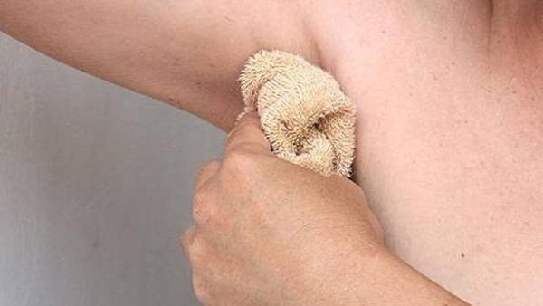 Lau khô nách trước khi bôi