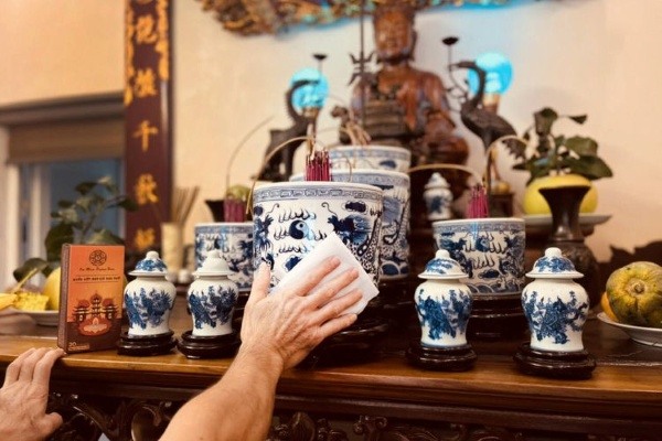 Lau dọn bàn thờ gia tiên cẩn thận trước khi thực hiện cúng nhà mới