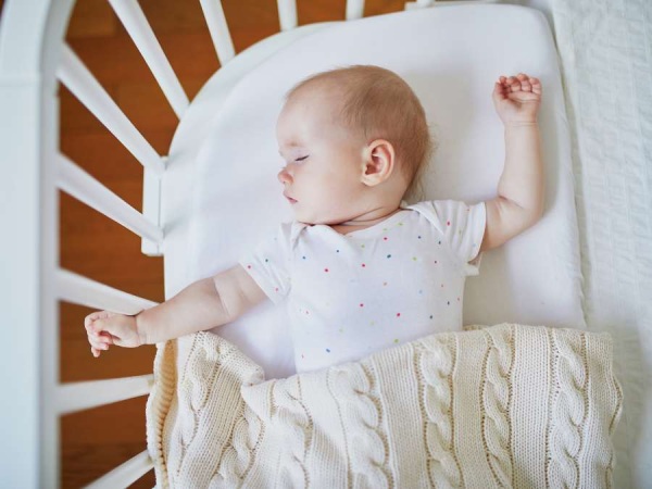 Nôi tiếp xúc trực tiếp với da bé nên cần chọn chất liệu an toàn