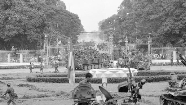 Ngày đất nước liền một dải, ngày lòng người nối một niềm tin