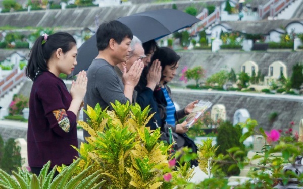 Con cháu về thăm mộ tổ tiên và dâng lễ vật dịp Tết Thanh Minh