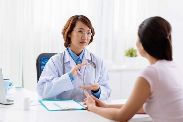 Tham khảo bác sĩ trước khi bổ sung vitamin cho bé biếng ăn