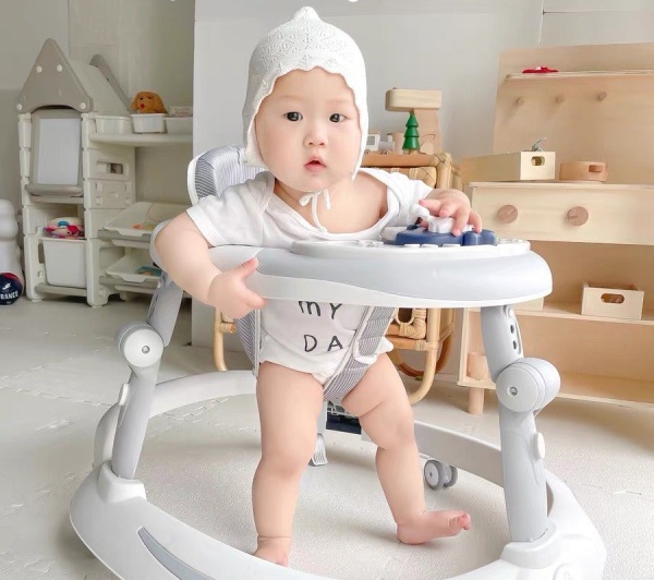 Trẻ sử dụng xe tập đi tròn hạn chế khả năng bị va đập