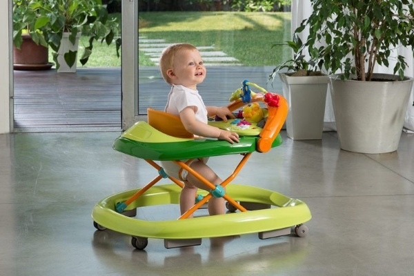 Trẻ nhỏ thường rất hào hứng khi chơi đùa cùng xe tập đi