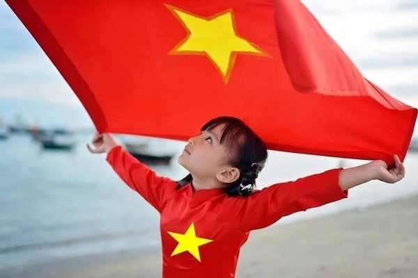 Chúng con được sống trong hòa bình là nhờ cha ông đã gánh cả bầu trời đạn lửa