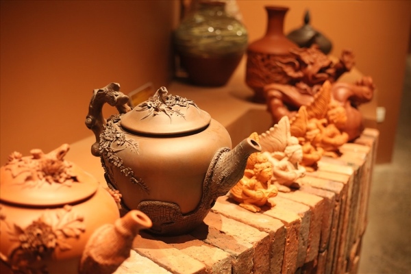 Trẻ em chiêm ngưỡng các tác phẩm gốm sứ tinh xảo tại Bảo tàng Gốm Bát Tràng