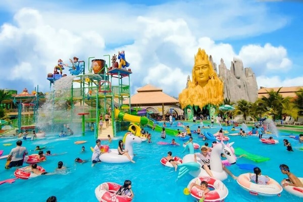 Các bé vui chơi tại bãi biển nhân tạo Biển Tiên Đồng - Ngọc Nữ ở Suối Tiên