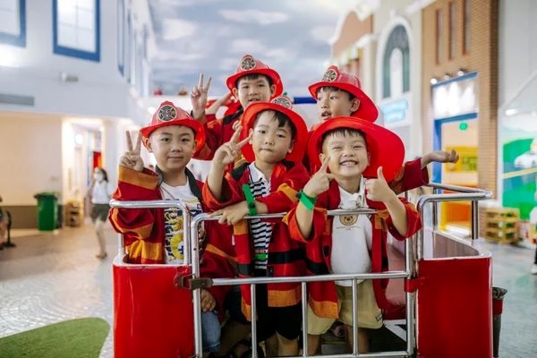 Các bé hóa thân thành các nghề nghiệp khác nhau tại Vietopia