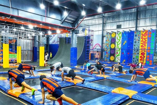 Các bé thỏa sức nhún nhảy trên bạt lò xo tại Jump Arena
