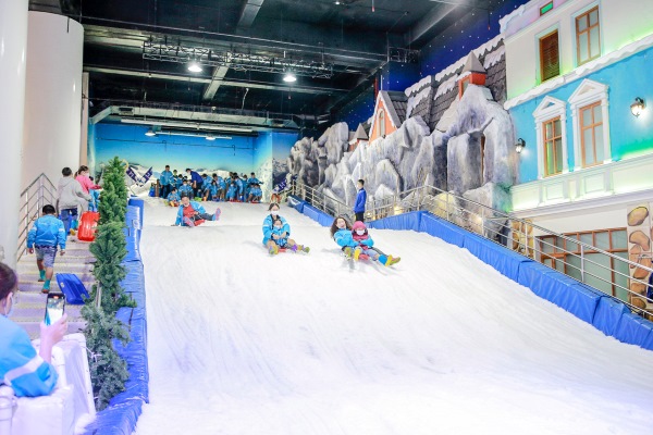 Trẻ em trượt tuyết tại khu vui chơi Snow Town