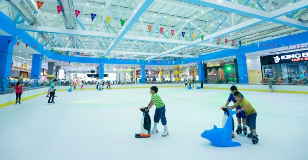 Trẻ em thích thú trượt băng tại sân băng Royal City Hà Nội