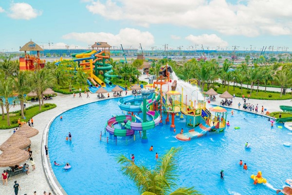 Các bé vui đùa tại công viên nước VinWonders Water Park Ocean Park 3