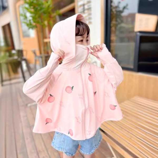 Áo chống nắng sáng màu thường hấp thụ nhiệt ít hơn áo tối màu