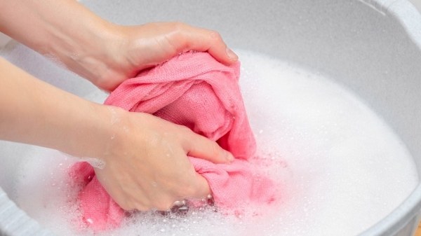 Xả lại thật sạch áo chống nắng bằng nước để loại bỏ hoàn toàn lượng xà phòng còn dư