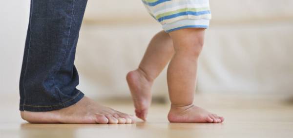 Trẻ tập đi sớm làm tăng nguy cơ bị chân vòng kiềng
