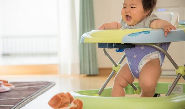 Mẹ nên cho bé sử dụng xe tập đi khi bé bắt đầu đứng vững