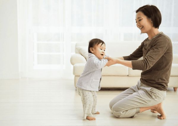 Mẹ đồng hành cùng bé tập đi an toàn