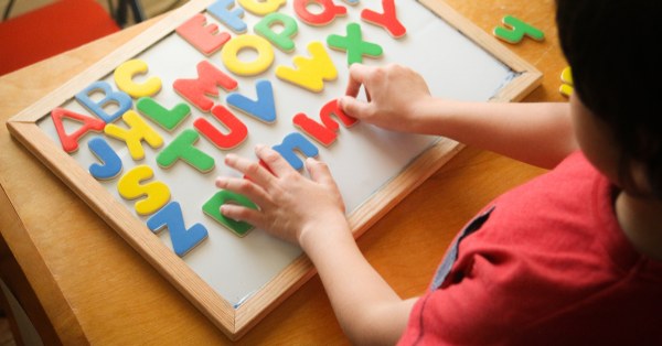 Bé 2 đến 3 tuổi làm quen với bảng chữ cái