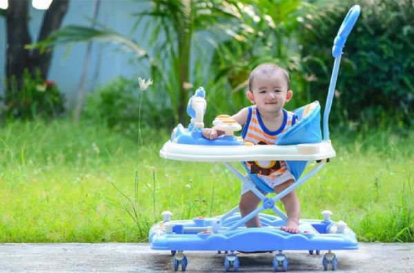 Ba mẹ hãy chọn xe tập đi phù hợp với độ tuổi và thể trạng của bé