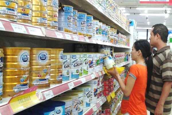 Các bậc phụ huynh gặp khó trước tình trạng sữa không rõ nguồn gốc tràn lan