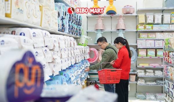 Đội ngũ nhân viên tư vấn luôn sẵn sàng hỗ trợ ba mẹ