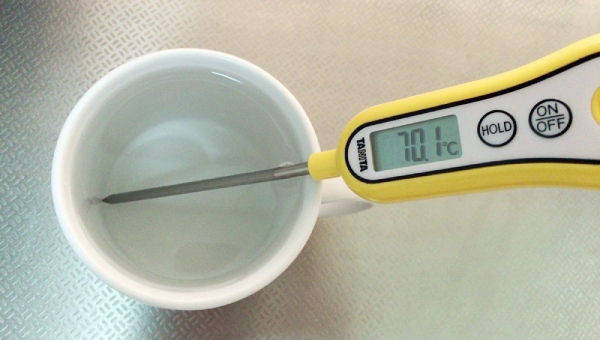 Mẹ đừng quên kiểm tra nhiệt độ trước khi pha sữa cho bé